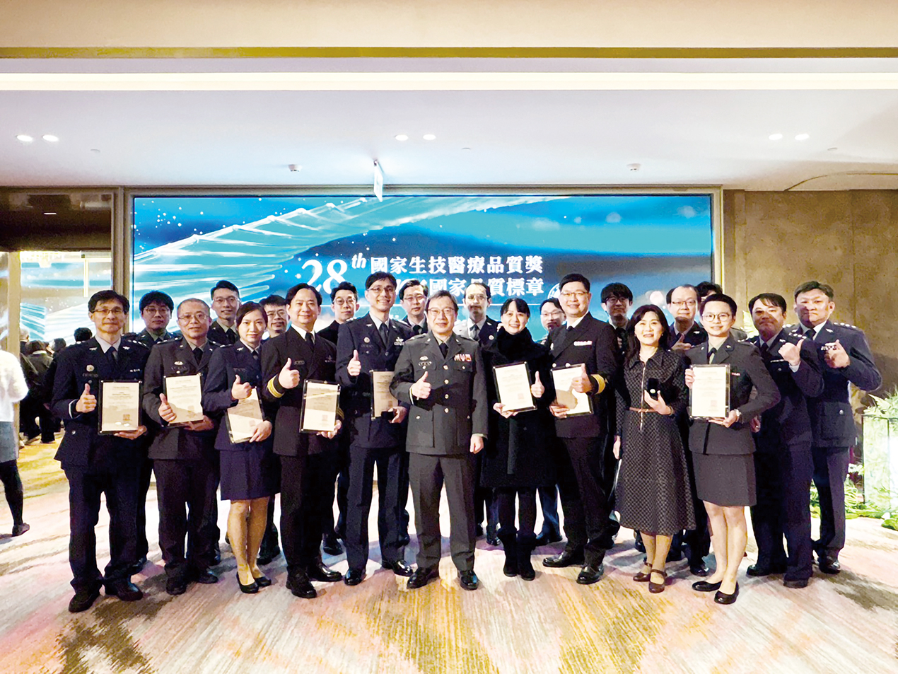 圖2本院蔡宜廷院長與獲獎團隊合影